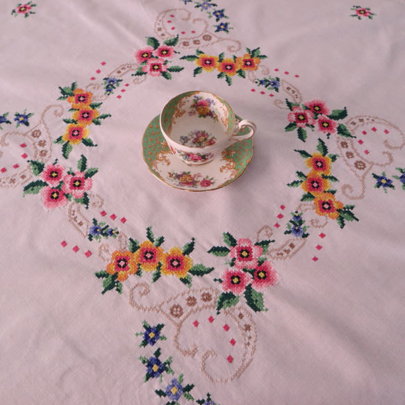 ドイツの手仕事/色鮮やかなお花のクロスステッチ手刺繍 生地・テーブルクロス (ヴィンテージ リメイク生地） 8枚目の画像