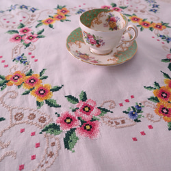 ドイツの手仕事/色鮮やかなお花のクロスステッチ手刺繍 生地・テーブルクロス (ヴィンテージ リメイク生地） 1枚目の画像