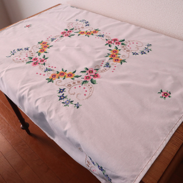 ドイツの手仕事/色鮮やかなお花のクロスステッチ手刺繍 生地・テーブルクロス (ヴィンテージ リメイク生地） 5枚目の画像