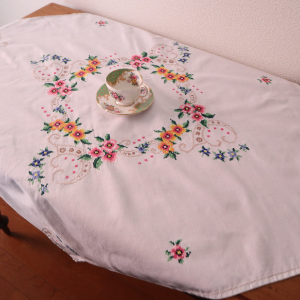 ドイツの手仕事/色鮮やかなお花のクロスステッチ手刺繍 生地・テーブルクロス (ヴィンテージ リメイク生地） 10枚目の画像