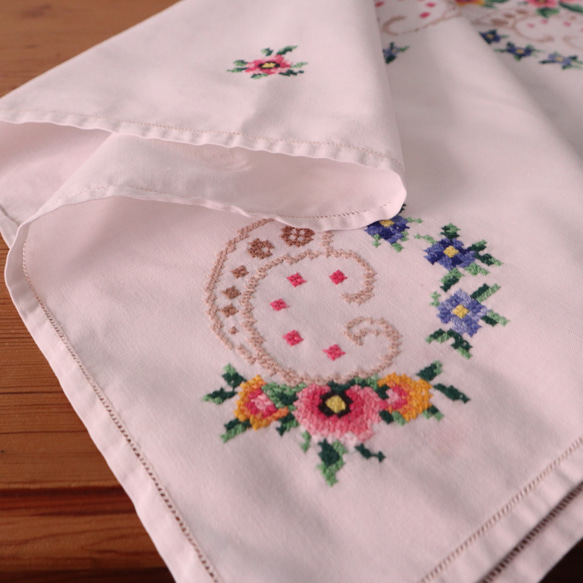 ドイツの手仕事/色鮮やかなお花のクロスステッチ手刺繍 生地・テーブルクロス (ヴィンテージ リメイク生地） 15枚目の画像
