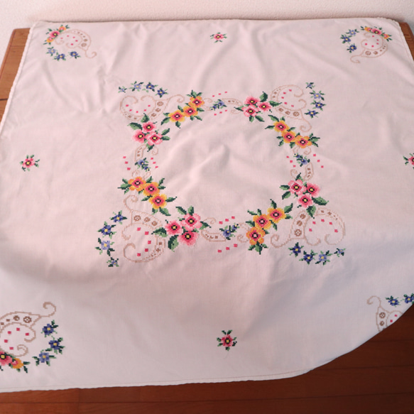 ドイツの手仕事/色鮮やかなお花のクロスステッチ手刺繍 生地・テーブルクロス (ヴィンテージ リメイク生地） 3枚目の画像