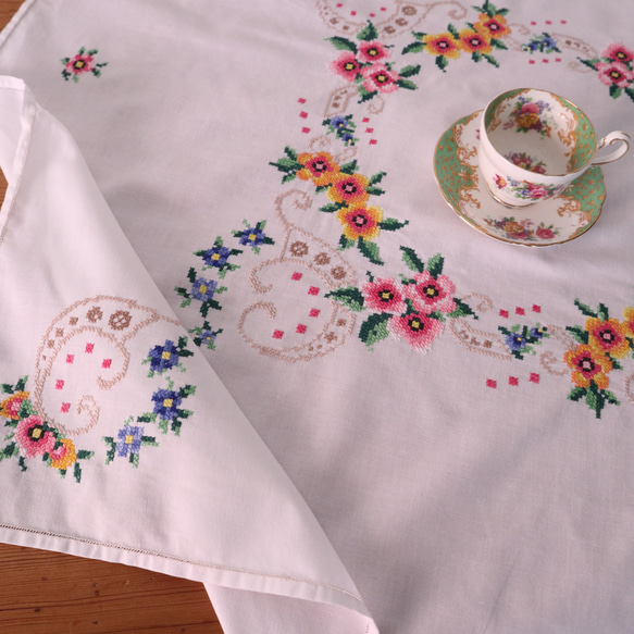 ドイツの手仕事/色鮮やかなお花のクロスステッチ手刺繍 生地・テーブルクロス (ヴィンテージ リメイク生地） 11枚目の画像