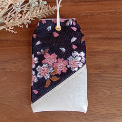 異素材MIX　 お守り袋　金欄×フェイクレザー　✿和桜(黒ピンク)✿ 3枚目の画像