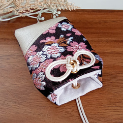 異素材MIX　 お守り袋　金欄×フェイクレザー　✿和桜(黒ピンク)✿ 1枚目の画像