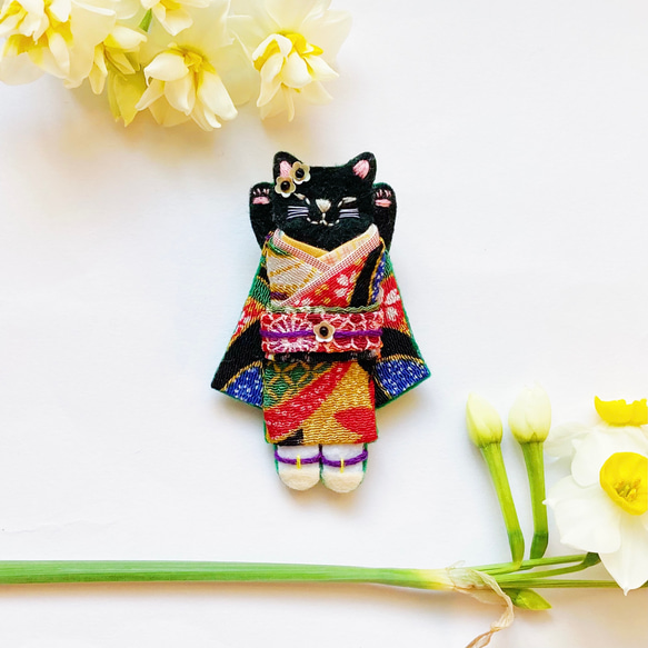 一点物【おめかしおねむねこミニブローチ】黒猫ちゃん（フェルト・刺繍・着物・和・寿・入園入学・ひな祭り・春・インテリア） 1枚目の画像