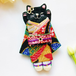 一点物【おめかしおねむねこミニブローチ】黒猫ちゃん（フェルト・刺繍・着物・和・寿・入園入学・ひな祭り・春・インテリア） 2枚目の画像