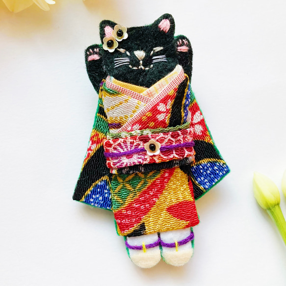 一点物【おめかしおねむねこミニブローチ】黒猫ちゃん（フェルト・刺繍・着物・和・寿・入園入学・ひな祭り・春・インテリア） 2枚目の画像