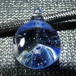ブルーホール銀河（ガラス、とんぼ玉、宇宙、ペンダント） とんぼ玉