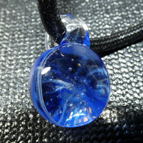 ブルーホール銀河（ガラス、とんぼ玉、宇宙、ペンダント） とんぼ玉