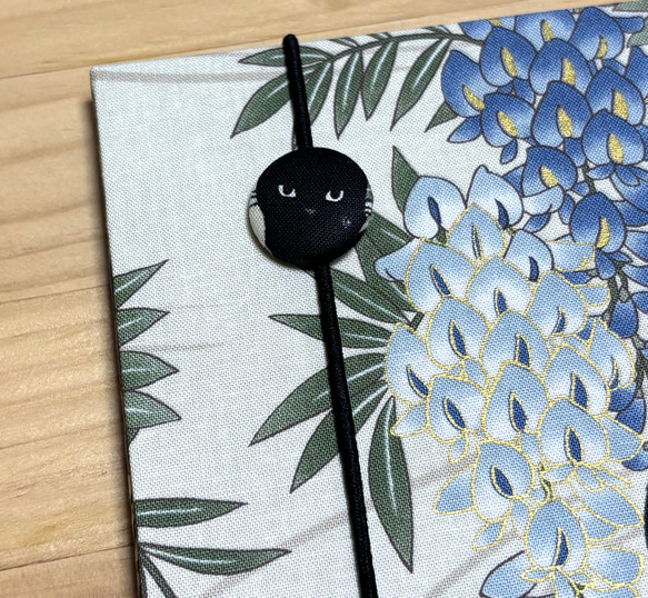 【御朱印ホルダー】（大）見開き60枚　バンド付　書置き用御朱印ホルダー　切り絵御朱印ホルダー　一つあると便利　黒猫と藤 3枚目の画像