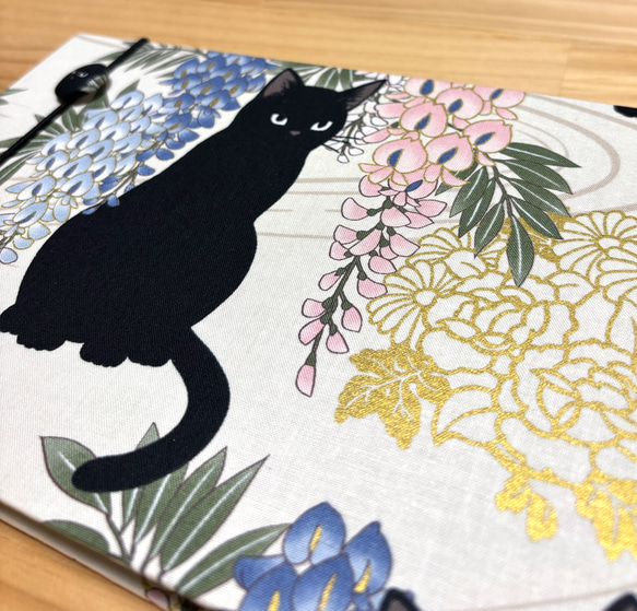 【御朱印ホルダー】（大）見開き60枚　バンド付　書置き用御朱印ホルダー　切り絵御朱印ホルダー　一つあると便利　黒猫と藤 4枚目の画像
