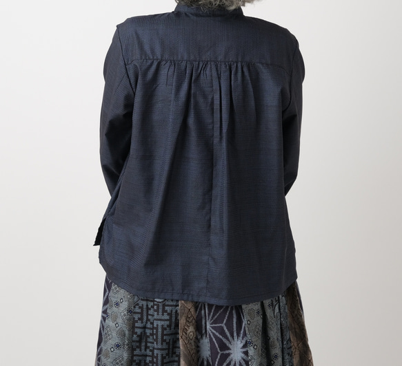 アンティーク大島紬のピンタックブラウス　バンドカラー　前空き　青亀甲　着物リメイク 2枚目の画像