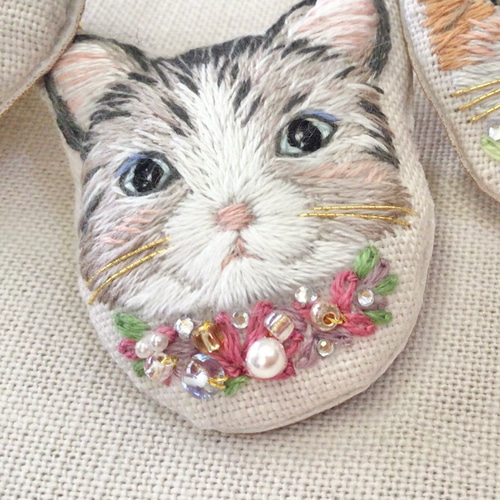 猫 手刺繍 ビーズ ブローチ ししゅう ねこ 木苺 ギフト