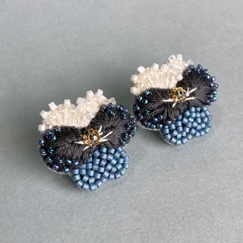 *ビオラのピアス*【No.222】 ビオラ(グレーブルー)ピアス ビーズ刺繍 オートクチュール刺繍 ピアス