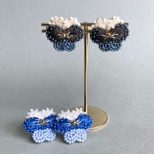 ビオラ(グレーブルー)ピアス ビーズ刺繍 オートクチュール刺繍 ピアス