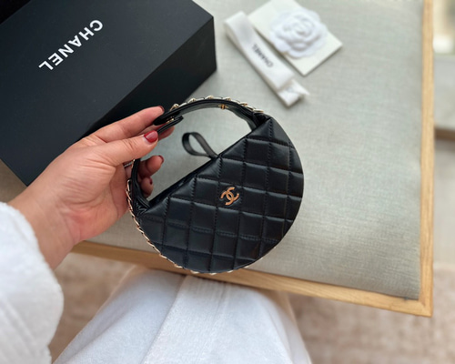 【CHANEL】ふわふわポーチ ブランケット プレード ＆ ポーチ 最新作!! 2025.SS》CHANEL ブランケット プレード＆ポーチ