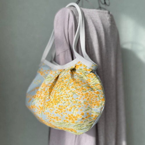 コロンと可愛いショルダーグラニーバッグ そよ風に流れるミモザ柄