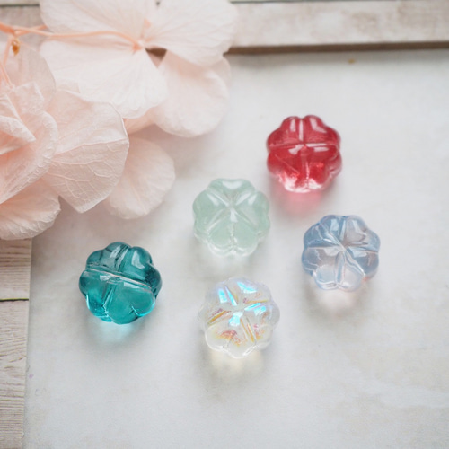 20個 クローバー 12mm ミックスカラー ガラスビーズ 【A730】 ビーズ 