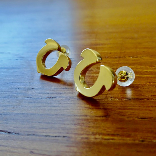 仁尾彫金『ゴールド馬蹄ピアス』ハンドメイド245 ピアス（スタッド・一 