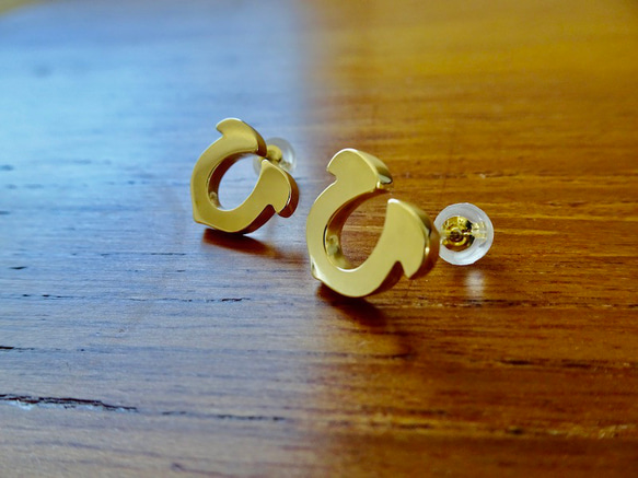 仁尾彫金『ゴールド馬蹄ピアス』ハンドメイド245 ピアス（スタッド・一 