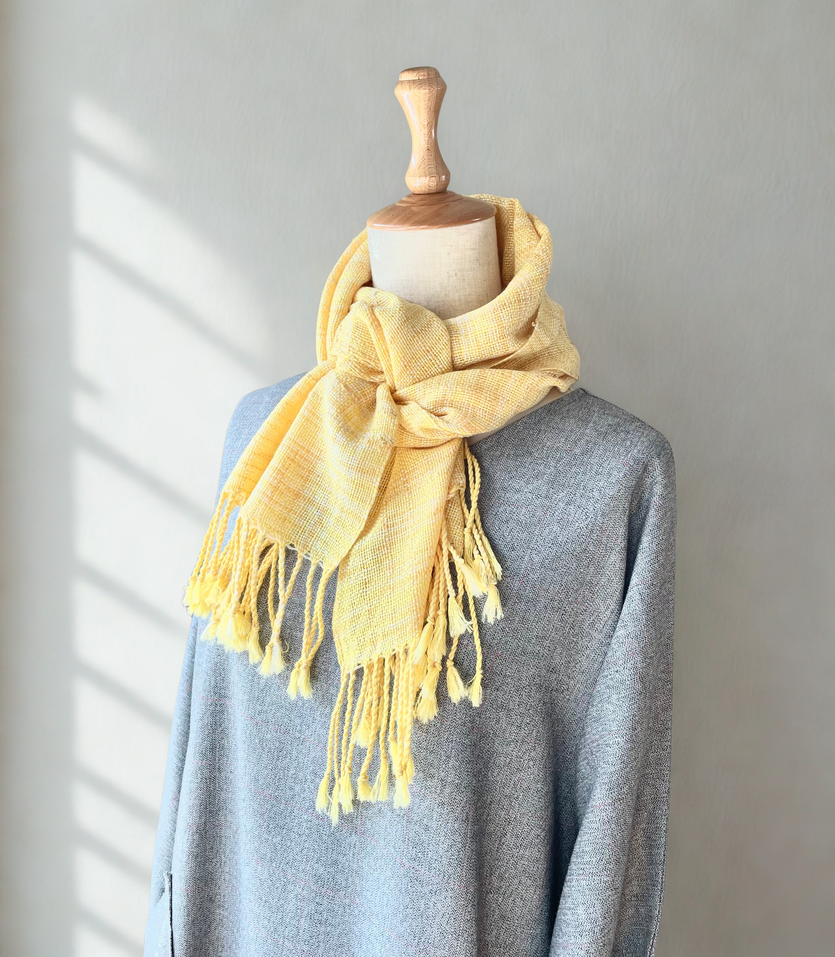 クリーム色のふっくら手織りストール