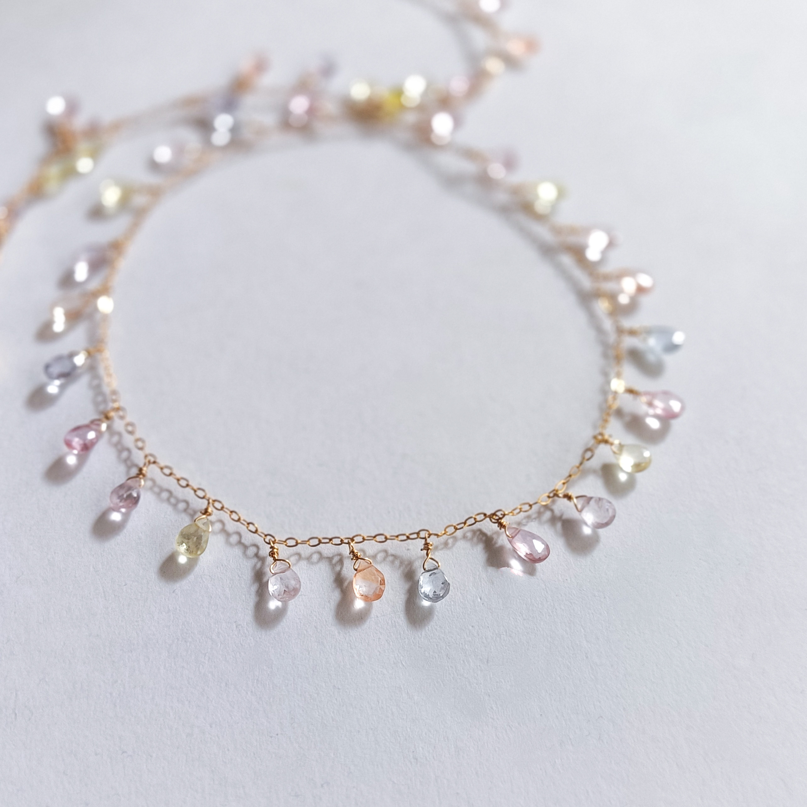 ジュエリー品質 マルチカラー サファイア × 14kgf の フリンジ ネックレス　40cm　9月誕生石　ペアシェイプ