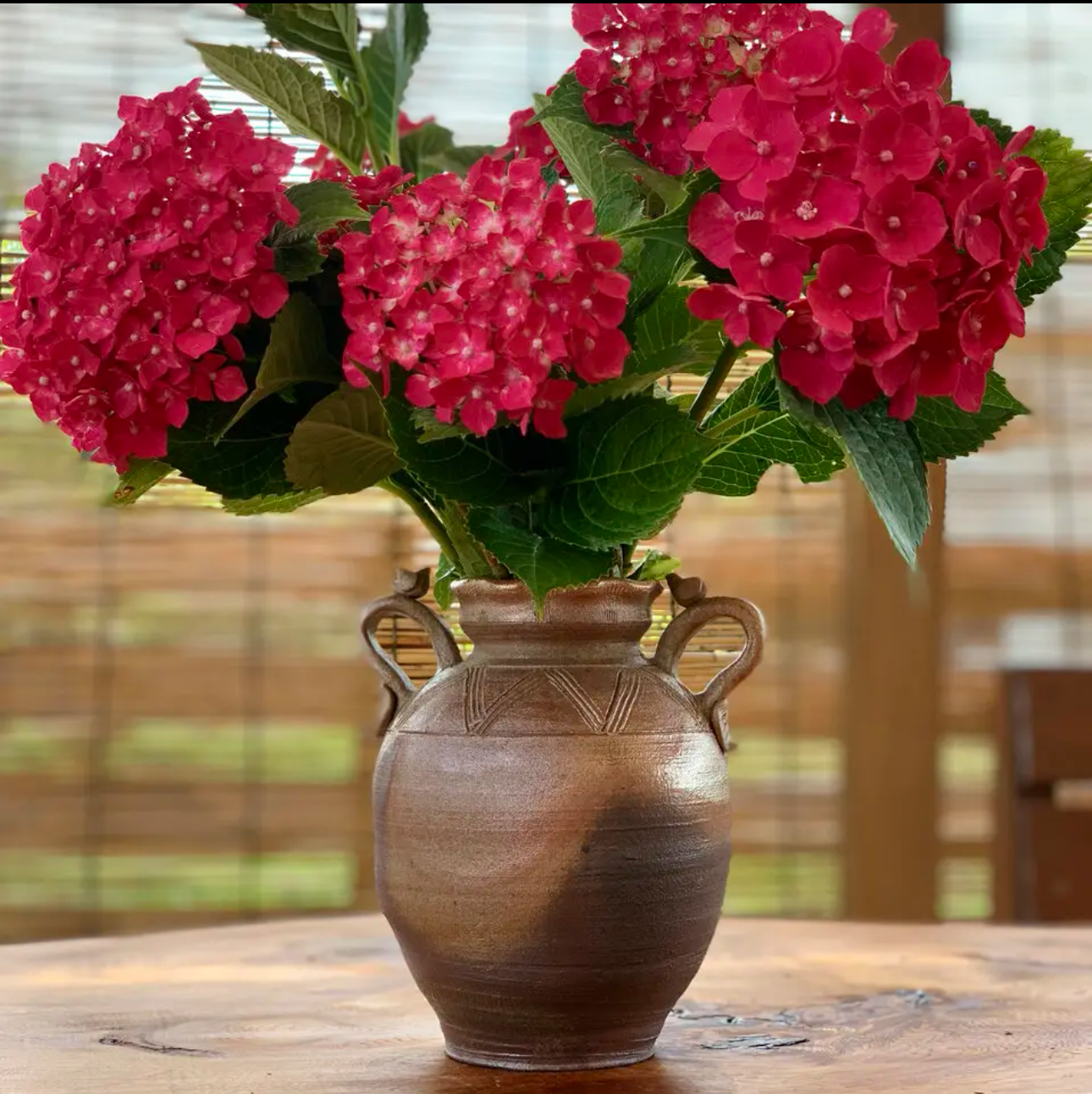 可愛い小鳥が集う焼き締め窯変色のゴールドが美しい花瓶