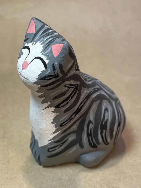 陶器で作った「グレー系のキジ猫ちゃん」 2枚目の画像