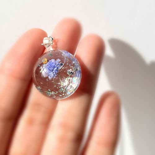 かすみ草の1輪ネックレス / 半球 / レジン / ドライフラワー