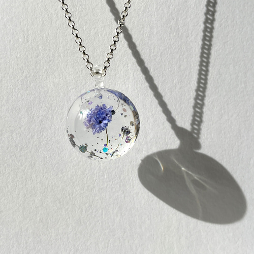 かすみ草の1輪ネックレス / 半球 / レジン / ドライフラワー かすみ草の1輪ネックレス / 半球 / レジン / ドライフラワー