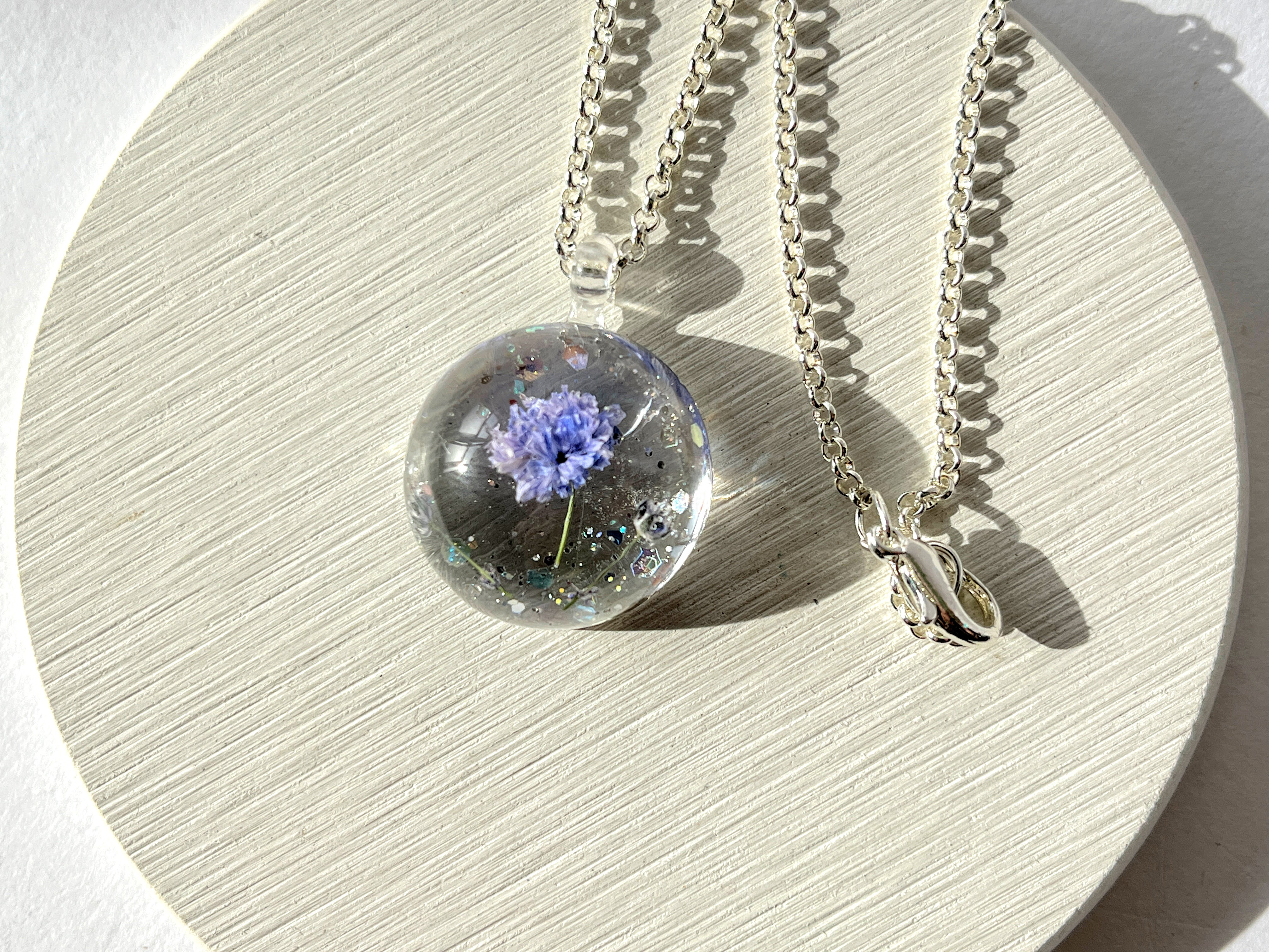 イルカ かすみ草 月のペンダント レジンネックレス かすみ草 月のペンダント レジンネックレス イルカ