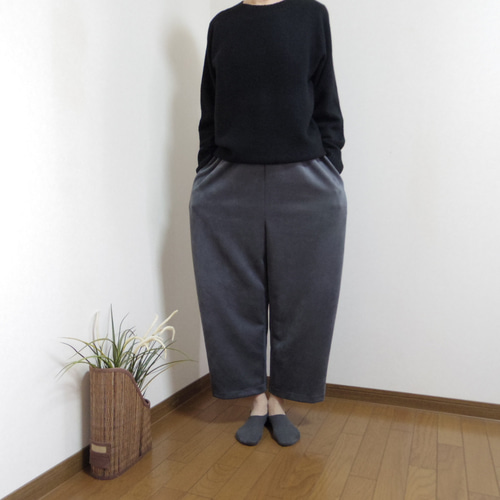 ゆらり落ち感・スエード調ポリエステルニットのコクーンパンツ