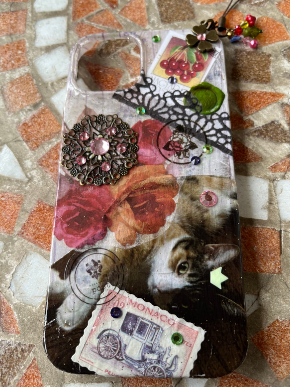 【新作】iPhone13用カバー・蓄光「猫と王冠シリーズ・ATUKO2」天然石ストラップ付き 1枚目の画像