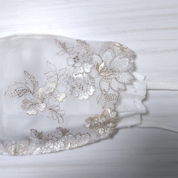【送料込み】 不織布マスクカバー オフホワイトレース 花柄 ベージュ刺繍  肌に優しい ブライダル 2枚目の画像
