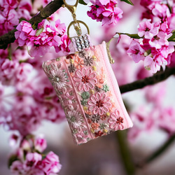 春☆さくらカラー☆お花柄/インド刺繍★ふんわりキルトのキーホルダー付きフラットポーチ 1枚目の画像