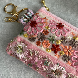 春☆さくらカラー☆お花柄/インド刺繍★ふんわりキルトのキーホルダー付きフラットポーチ 6枚目の画像