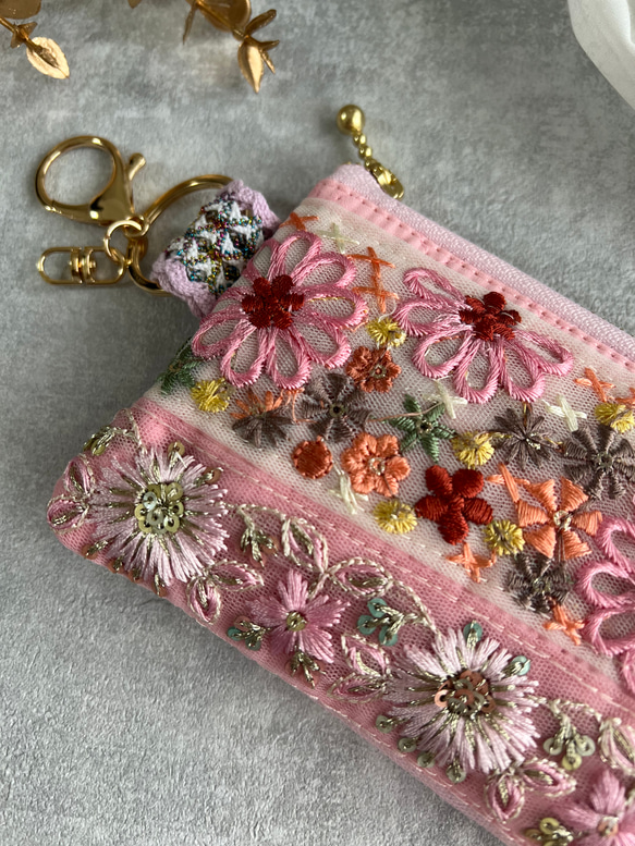 春☆さくらカラー☆お花柄/インド刺繍★ふんわりキルトのキーホルダー付きフラットポーチ 6枚目の画像