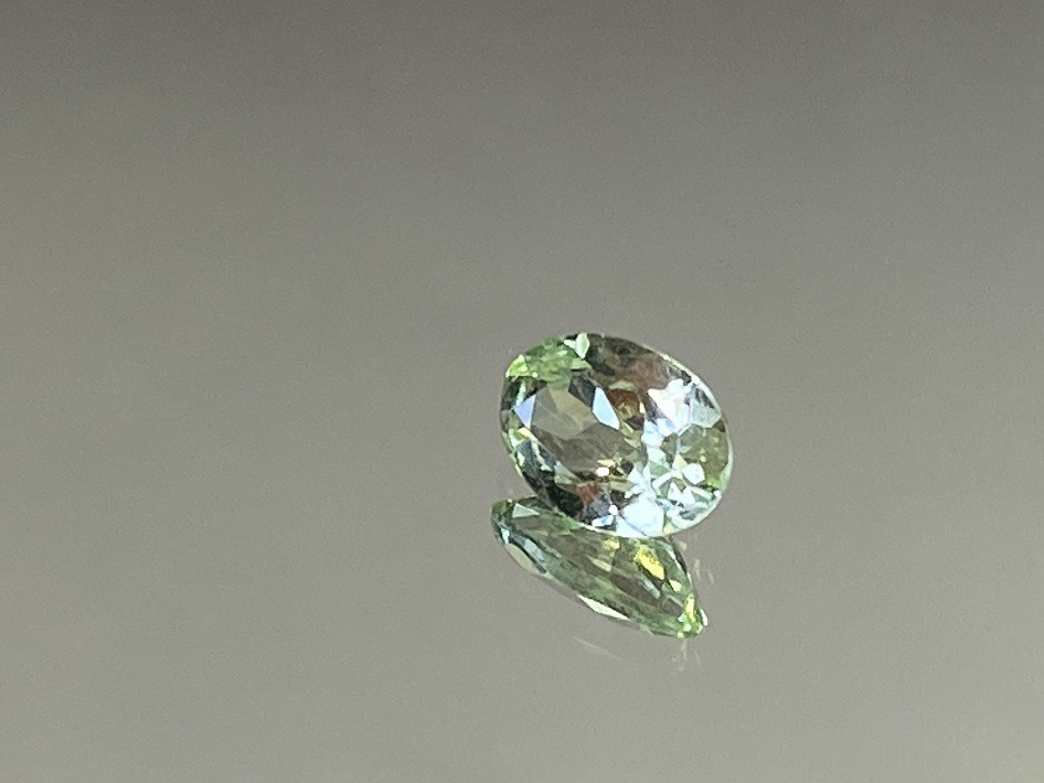 ◆ﾐﾝﾄｶﾞｰﾈｯﾄ　0.96ct　緑色【限定1個】グリーンとピンクに色が変色します。とても魅力的な 石　CA-003