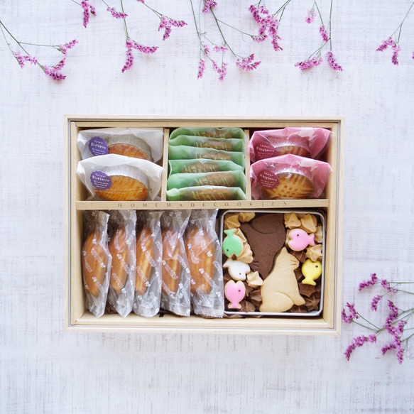 「クッキーとガレットのセット＜大＞Ⓐ」木箱風ボックスに人気のお菓子を詰め合わせ。ブルーベリーガレットとラズベリーガレット 10枚目の画像