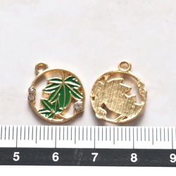 2個 紅葉 チャーム 12×15mm グリーン 植物 季節 秋 カン付き ストーン グリーン 【T278】 3枚目の画像