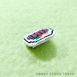 ステーキ【ブローチ】バッチ バッジ 洋食 喫茶店 食べ物 肉の日 刺繍 かわいい クロスステッチ ポップ オーダーメイド 3枚目の画像