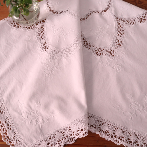 フランスの手仕事/白いお花の手刺繍とレースのテーブルクロス