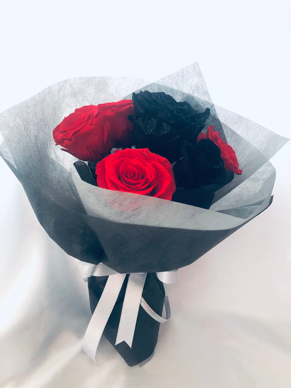 プリザーブドフラワー大輪の真紅の薔薇と黒薔薇の深く美しい輝き/花束ラッピング 1枚目の画像