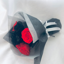 プリザーブドフラワー大輪の真紅の薔薇と黒薔薇の深く美しい輝き/花束ラッピング 3枚目の画像