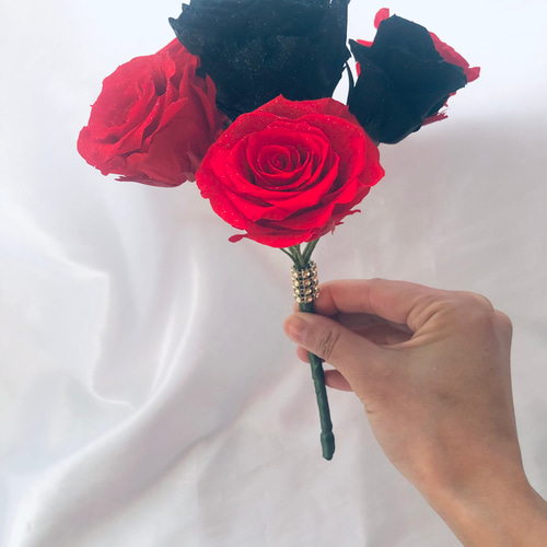プリザーブドフラワー大輪の真紅の薔薇と黒薔薇の深く美しい輝き/花束
