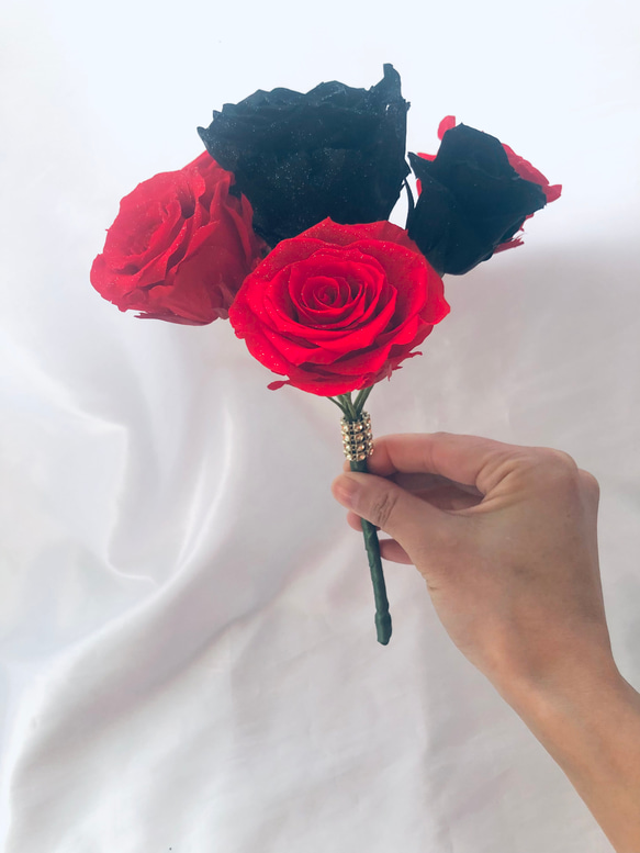 プリザーブドフラワー大輪の真紅の薔薇と黒薔薇の深く美しい輝き/花束ラッピング 4枚目の画像