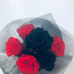 プリザーブドフラワー大輪の真紅の薔薇と黒薔薇の深く美しい輝き/花束ラッピング 2枚目の画像