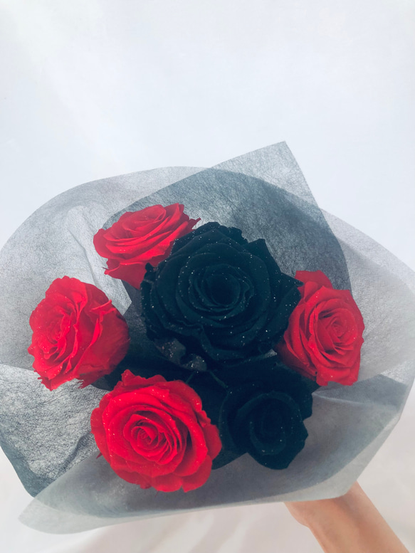 プリザーブドフラワー大輪の真紅の薔薇と黒薔薇の深く美しい輝き/花束ラッピング 2枚目の画像