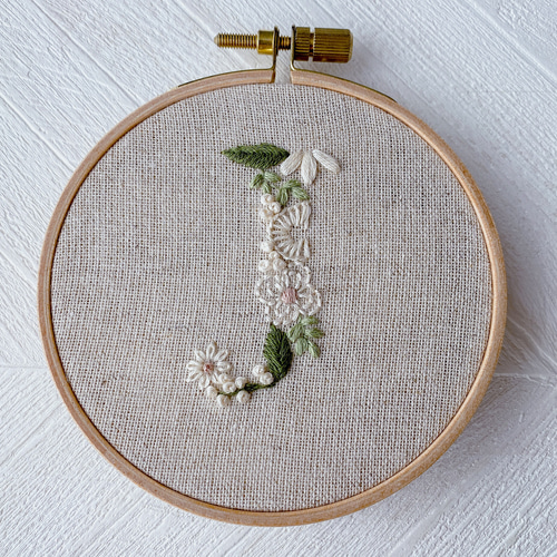 図案あり】初心者にもわかるハーダンガー刺繍の刺し方 - 刺繍